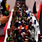 Entre applications, blogs, sites spécialisés... l'amateur de vin ne sait plus où donner de la tête pour choisir une bonne bouteille © GEORGES GOBET / AFP
