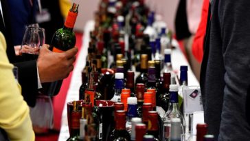 Entre applications, blogs, sites spécialisés... l'amateur de vin ne sait plus où donner de la tête pour choisir une bonne bouteille © GEORGES GOBET / AFP