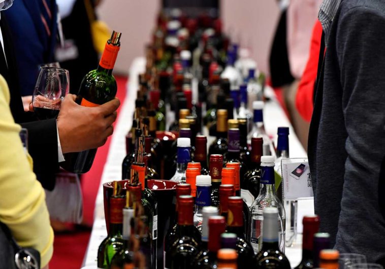 Entre applications, blogs, sites spécialisés... l'amateur de vin ne sait plus où donner de la tête pour choisir une bonne bouteille © GEORGES GOBET / AFP