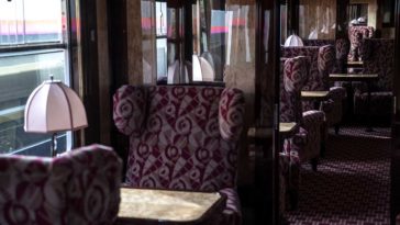 Les puristes retiendront que seuls trois wagons-restaurants ont appartenu à l'Orient-Express qui a circulé de 1883 à 1977 entre Paris et Constantinople/Istanbul © Christophe ARCHAMBAULT / AFP