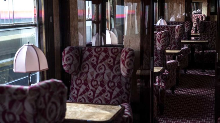 Les puristes retiendront que seuls trois wagons-restaurants ont appartenu à l'Orient-Express qui a circulé de 1883 à 1977 entre Paris et Constantinople/Istanbul © Christophe ARCHAMBAULT / AFP