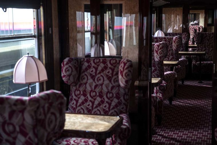 Les puristes retiendront que seuls trois wagons-restaurants ont appartenu à l'Orient-Express qui a circulé de 1883 à 1977 entre Paris et Constantinople/Istanbul © Christophe ARCHAMBAULT / AFP
