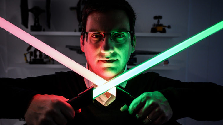 Groupe LDLC, l'un des principaux distributeurs français de produits high tech dirigé par Olivier De La Clergerie, sortira en septembre un sabre-laser truffé d'électronique © JEFF PACHOUD / AFP