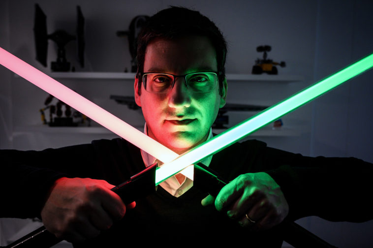 Groupe LDLC, l'un des principaux distributeurs français de produits high tech dirigé par Olivier De La Clergerie, sortira en septembre un sabre-laser truffé d'électronique © JEFF PACHOUD / AFP