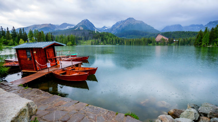 Vue du lac de Strbske Pleso dans le haut Tatras, Slovaquie © yorkfoto / IStock.com