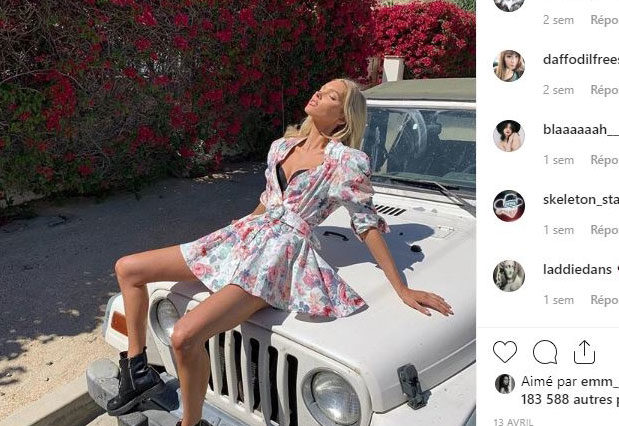 Cet été, Elsa Hosk joue la carte du rétro, façon baby doll, avec sa robe à fleurs. © Elsa Hosk / Instagram