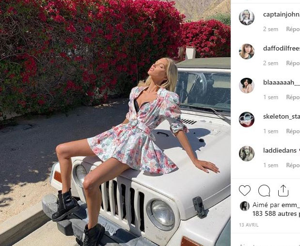 Cet été, Elsa Hosk joue la carte du rétro, façon baby doll, avec sa robe à fleurs. © Elsa Hosk / Instagram