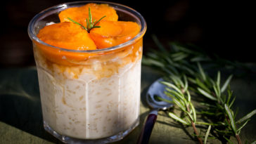 Riz au lait aux abricots confits et au romarin © Recette : A. Beauvais Photo : F. Hamel Recette : A. Beauvais Photo : F. Hamel