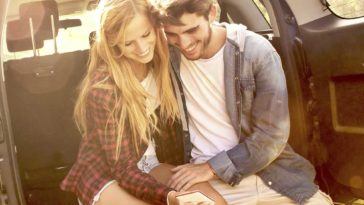 Plus de 10% des 18-34 ans surfent tous les jours sur un site et/ou une application mobile dédié au transport terrestre. © SeanShot/Istock.com