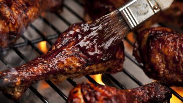 On peut se servir du Coca-Cola comme marinade pour un barbecue © mphillips007 / IStock.com