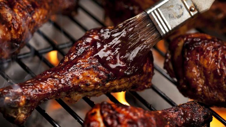 On peut se servir du Coca-Cola comme marinade pour un barbecue © mphillips007 / IStock.com