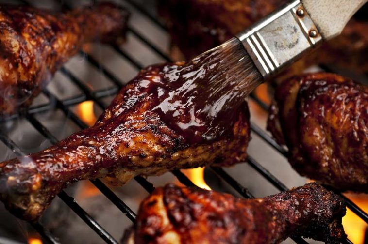 On peut se servir du Coca-Cola comme marinade pour un barbecue © mphillips007 / IStock.com