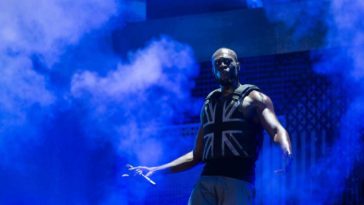 L'artiste Banksy a conçu ce gilet pour le rappeur Stormzy, à Glastonbury. © Oli SCARFF / AFP