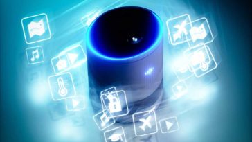 Le nombre d'utilisateurs d'enceintes équipées d'un assistant vocal intelligent ne cesse d'augmenter. © Petmal / IStock.com